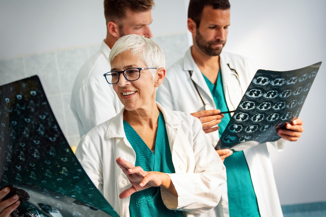 Equipo de neurocirujanos en Guatemala