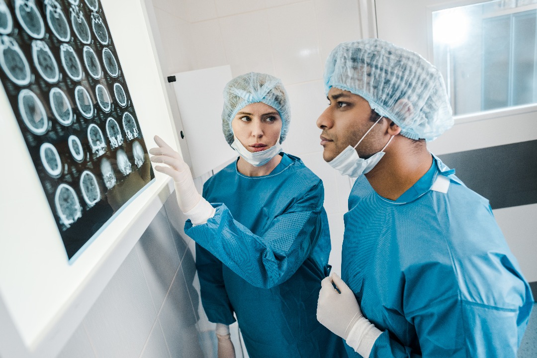 Equipo de neurocirujanos en Guatemala
