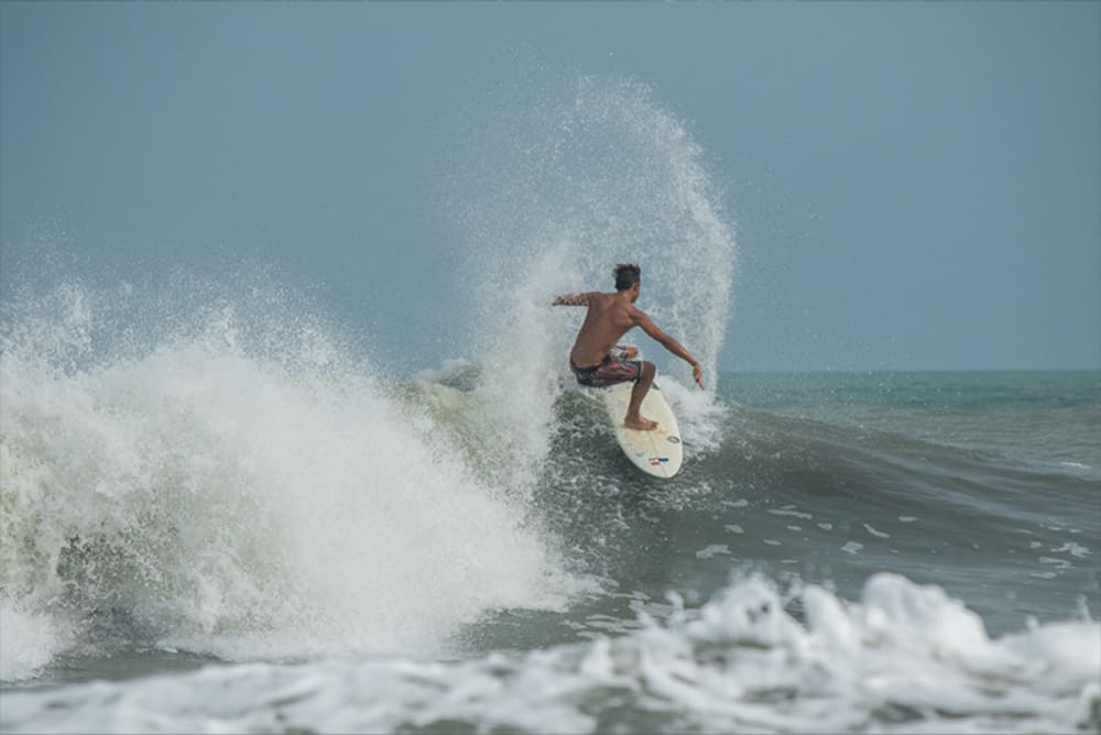 Senderismo y surf en Playa Caracol 1