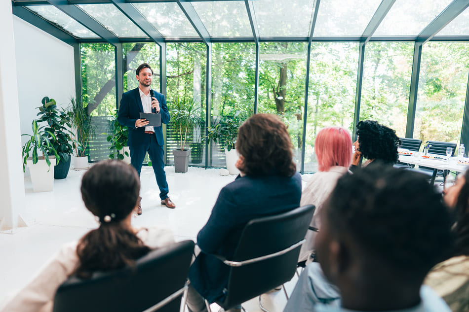 Conferencistas motivacionales con Smart Speakers 4