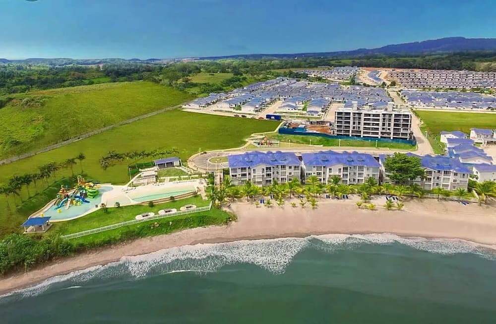 Residencias con piscinas frente al mar