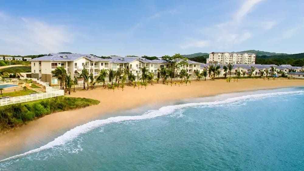 Residencias con piscinas frente al mar