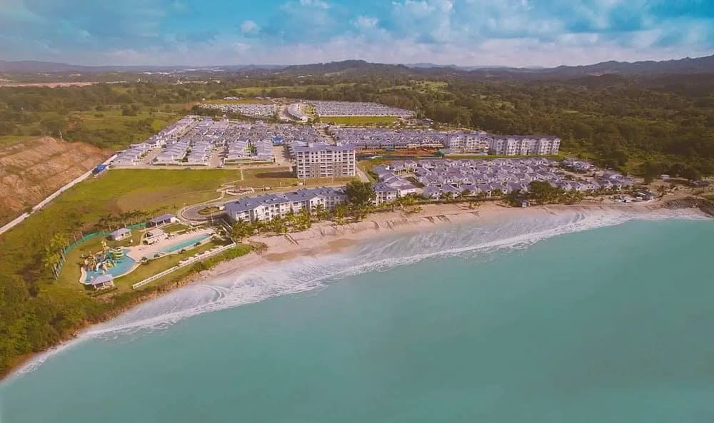 Conjunto de casas frente al mar