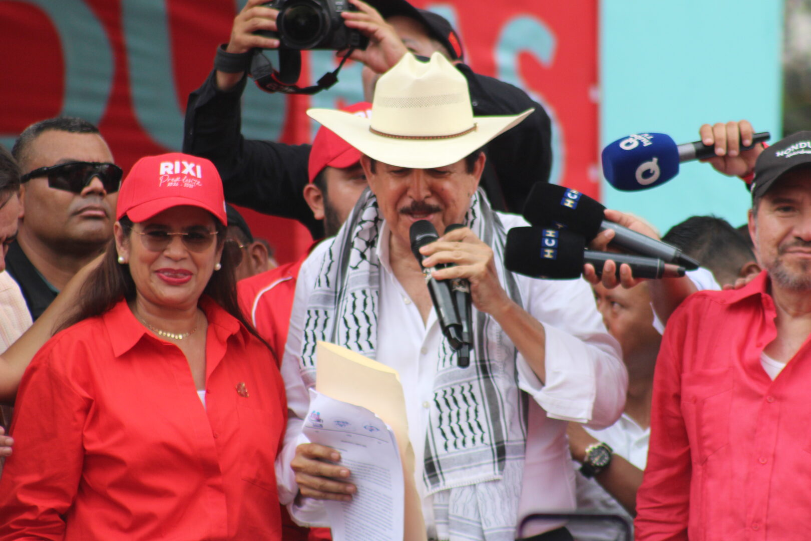 Desplome de imagen de LIBRE y Rixi Moncada