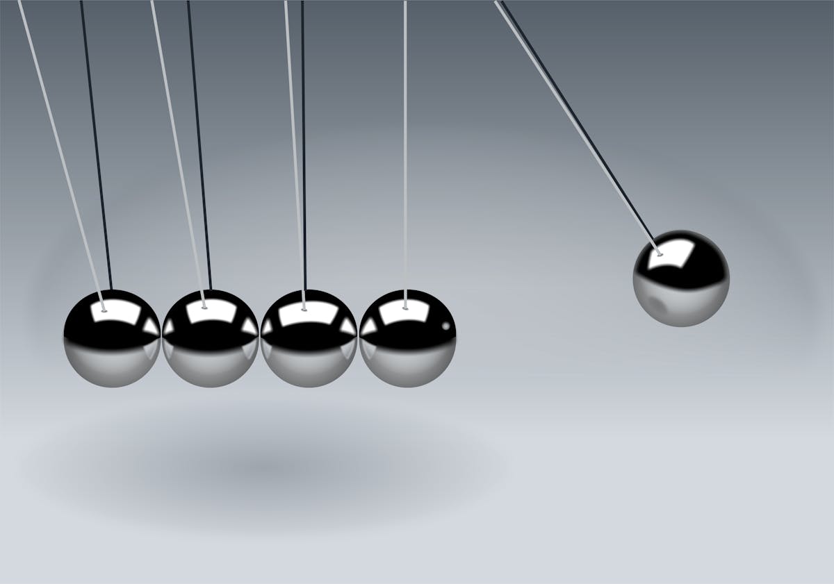 gray newton s cradle in close up photogaphy gray newton s cradle in close up photogaphy