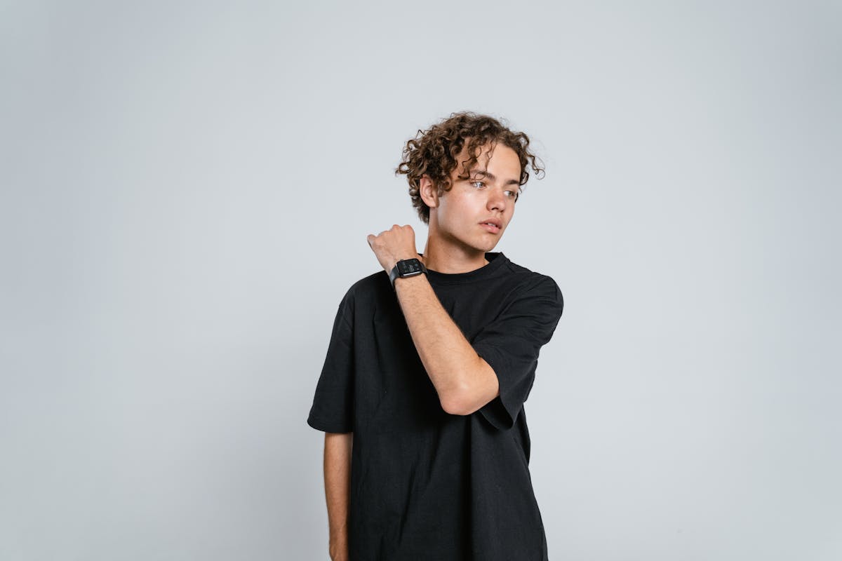 man in black crew neck t shirt